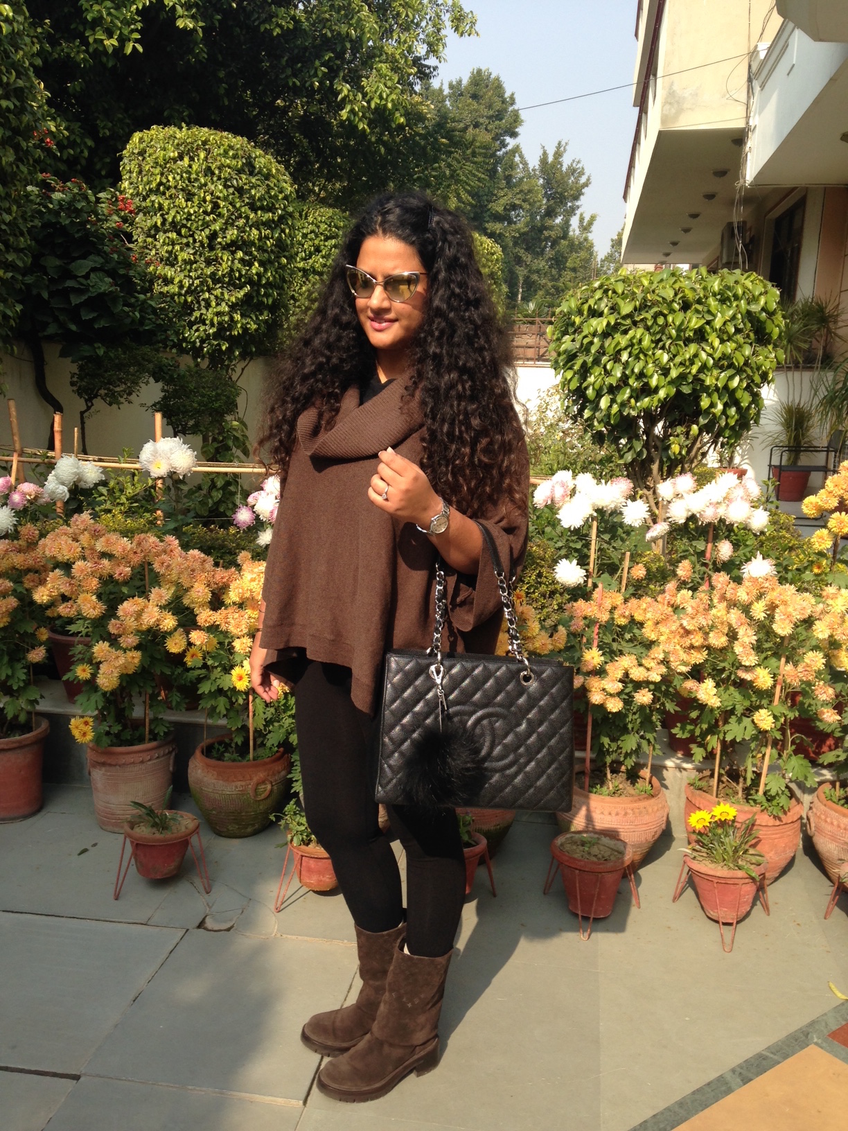 Poncho Sweater Ralph Laure, Boots Louis Vuitton, Tights Asos, Bag Chanel, Sunglasses Tom Ford, Bug Fendi, Watch Cartier