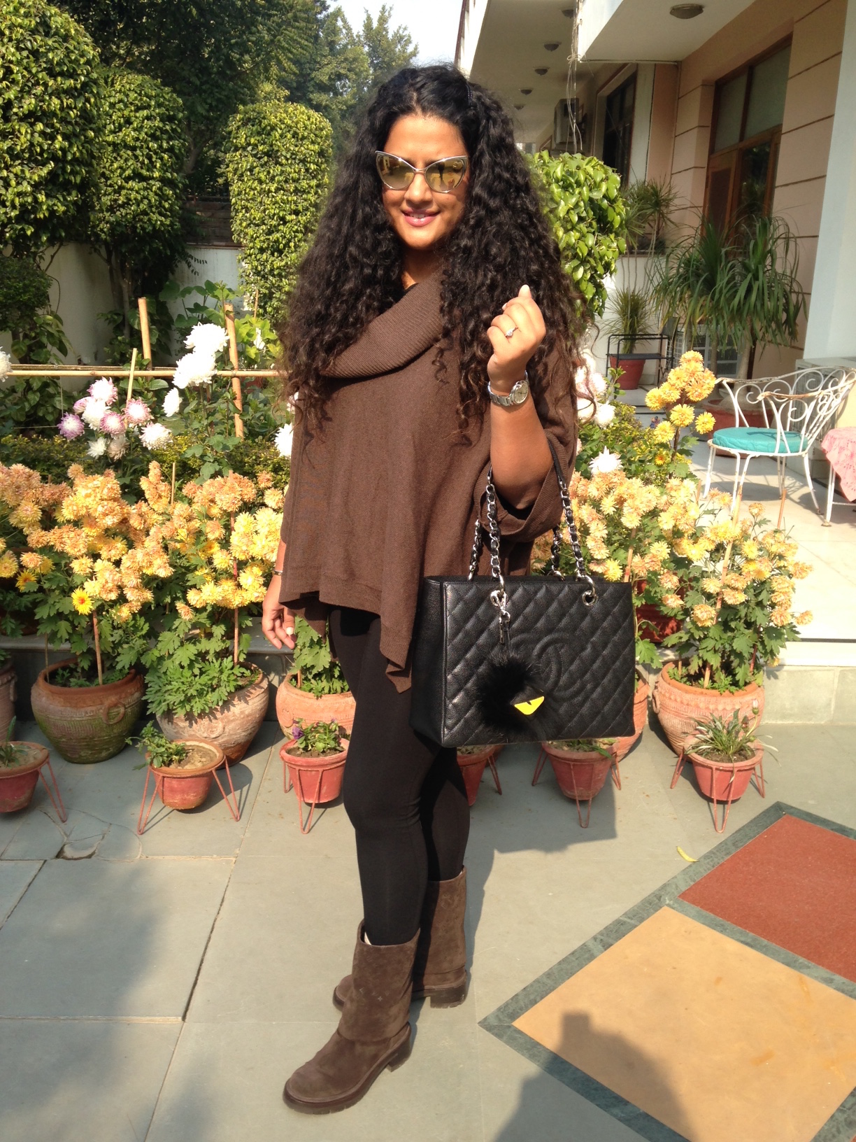 Poncho Sweater Ralph Laure, Boots Louis Vuitton, Tights Asos, Bag Chanel, Sunglasses Tom Ford, Bug Fendi, Watch Cartier