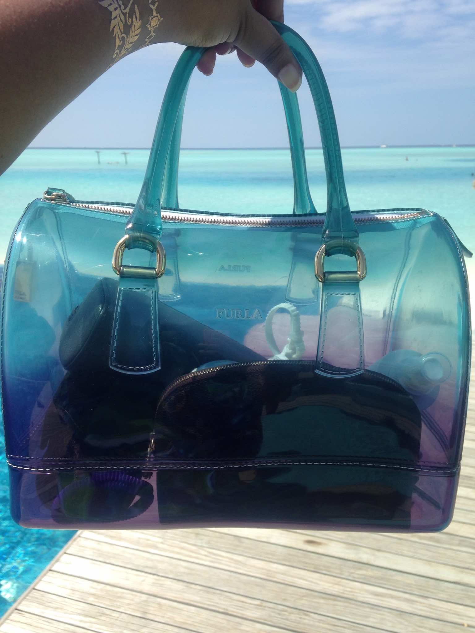 Dress M Missoni, Flip-Flop Tory Burch, Bag Furla, Sunglasses Tom Ford, Hand-harness Isharya