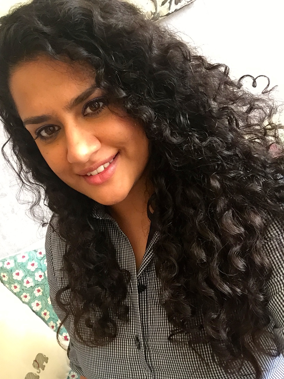 In the picture above I am wearing a thin layer of the Giorgio Armani Luminous Silk Foundation(I am number 9), Chanel Bronzer, Clinique Eyeliner in Espresso, Benefit They're Real Mascara and a Dior Lip Glow Lip Balm. 