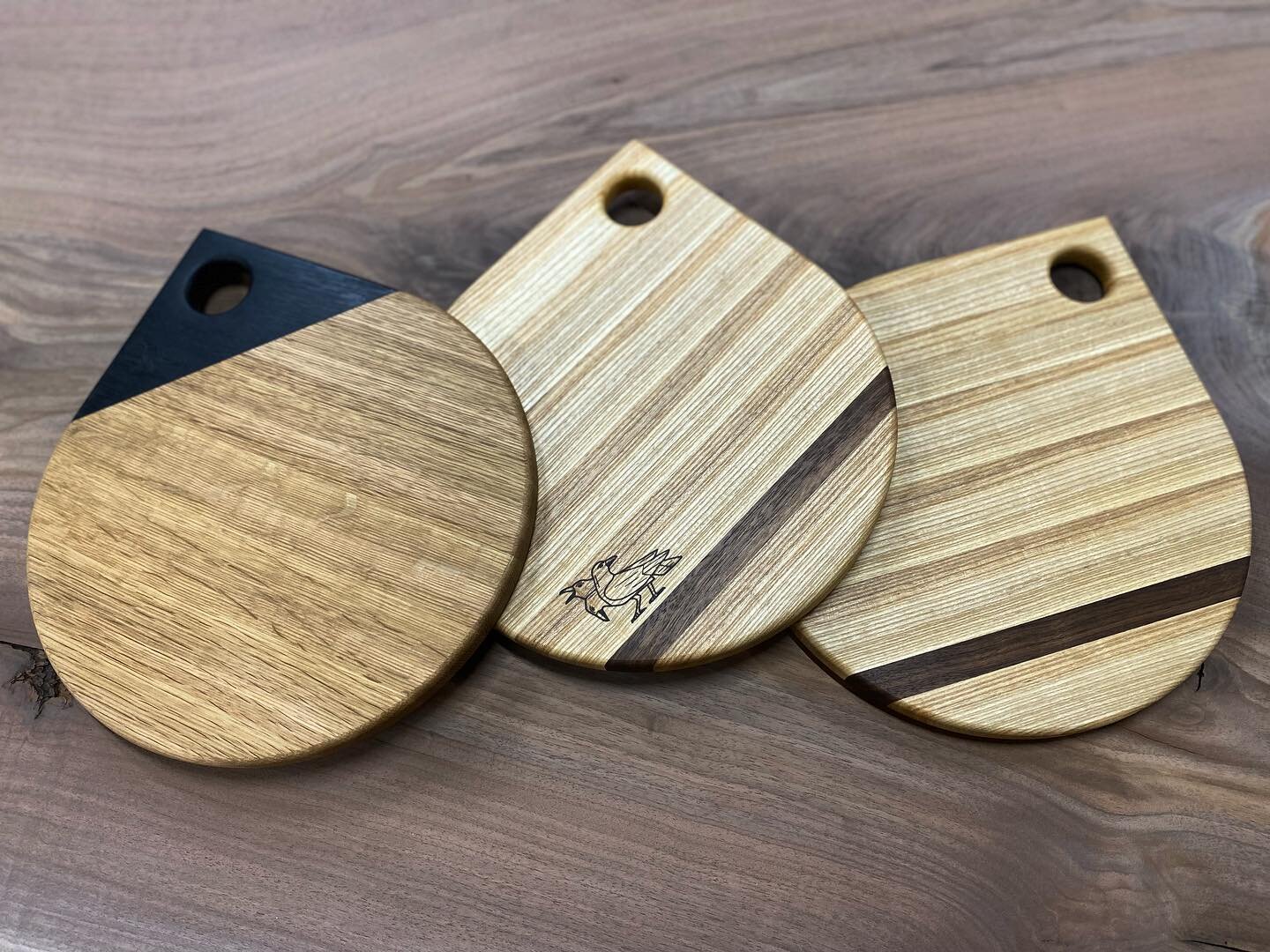 There&rsquo;s a handful of these teardrop boards available!
.
DM if ya want one!
.
#servingboard #xmasgift #teardrop #niftygifty