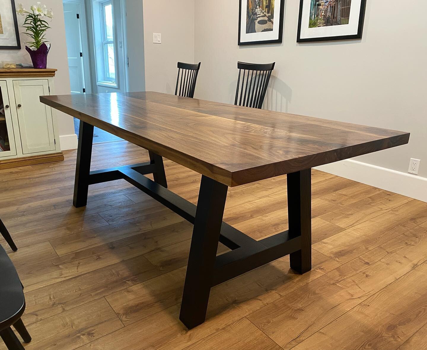 Walnut dining table w blackened ash base. Love the chairs with this one!
.
#diningtable #walnut #customdiningtable #diningroom #bespoketable #woodwork #guelph