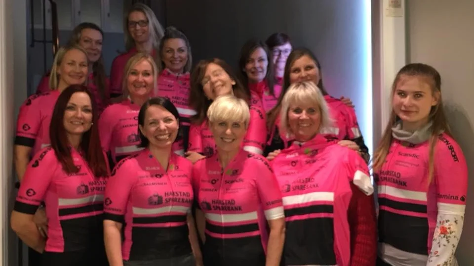 jenter på hjul på hjuletreff.jpg