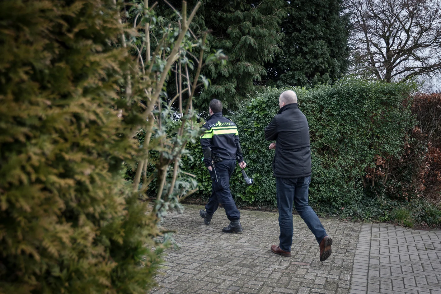 On patrol with Roosendaal police searching for drugs , Nrc Handelsblad, 2016