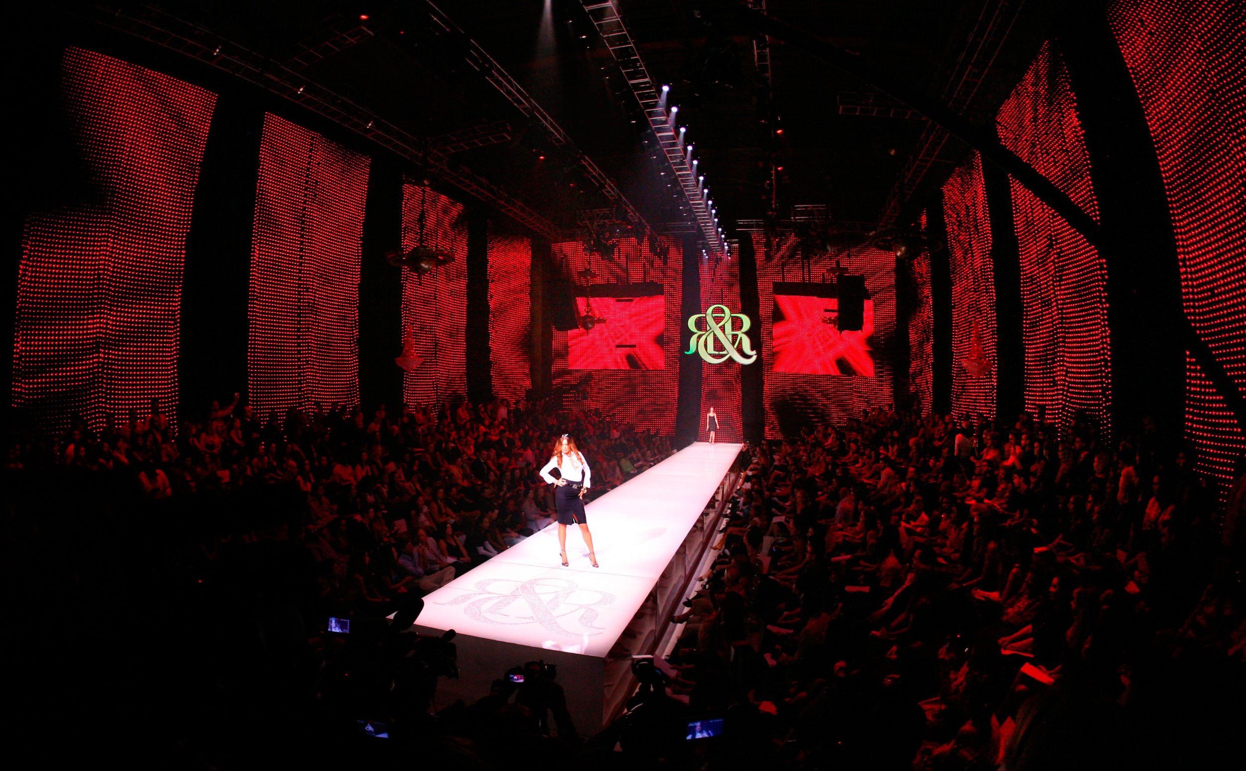 ROCK & REPUBLIC 14 HOURS: LOCKED & LOADED