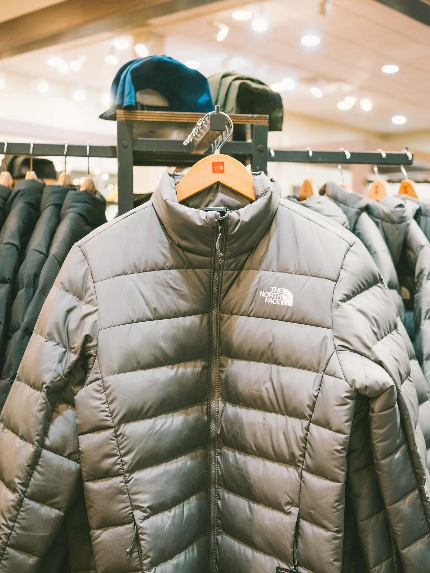 You may not feel quite ready for that puffy jacket yet, but that time is just around the corner 🤞🏼 When you get a new one, make it a @thenorthface