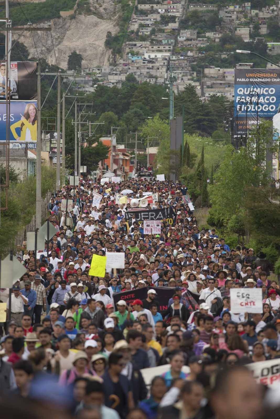 Marcha de la sociedad civil en contra del desalojo de la autopista