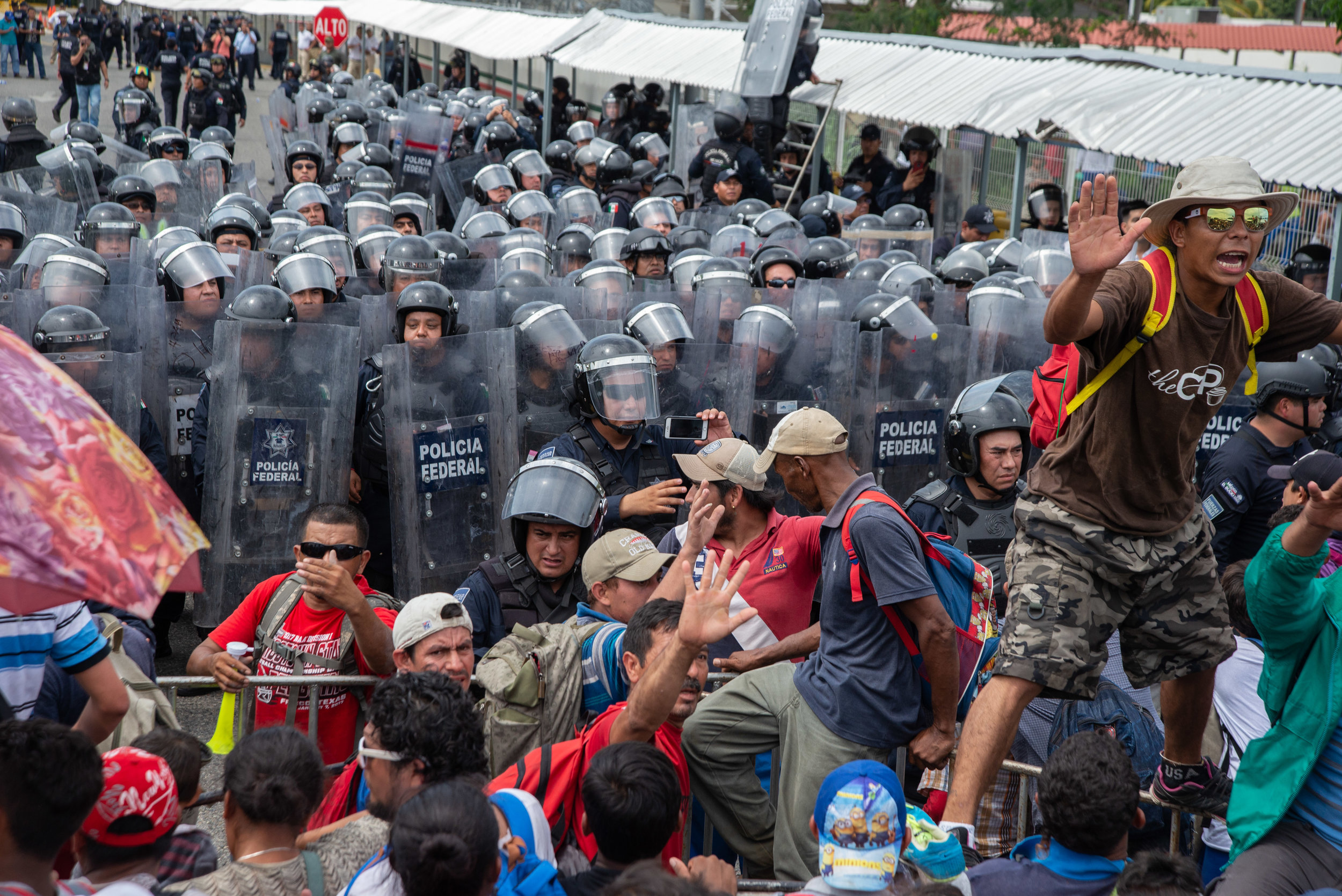 La recepción de la caravana migrante. | The reception of the migrant caravan by Mexican authorities. 