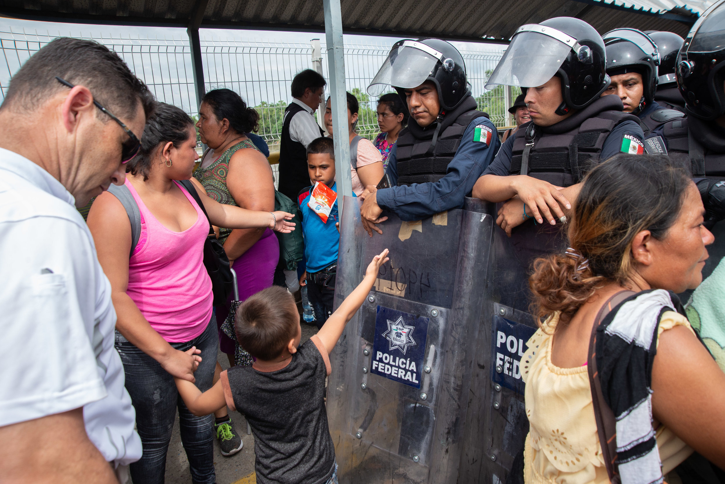  Los primeros migrantes de la caravana detenidos. | The first detained migrants part of the caravan. 