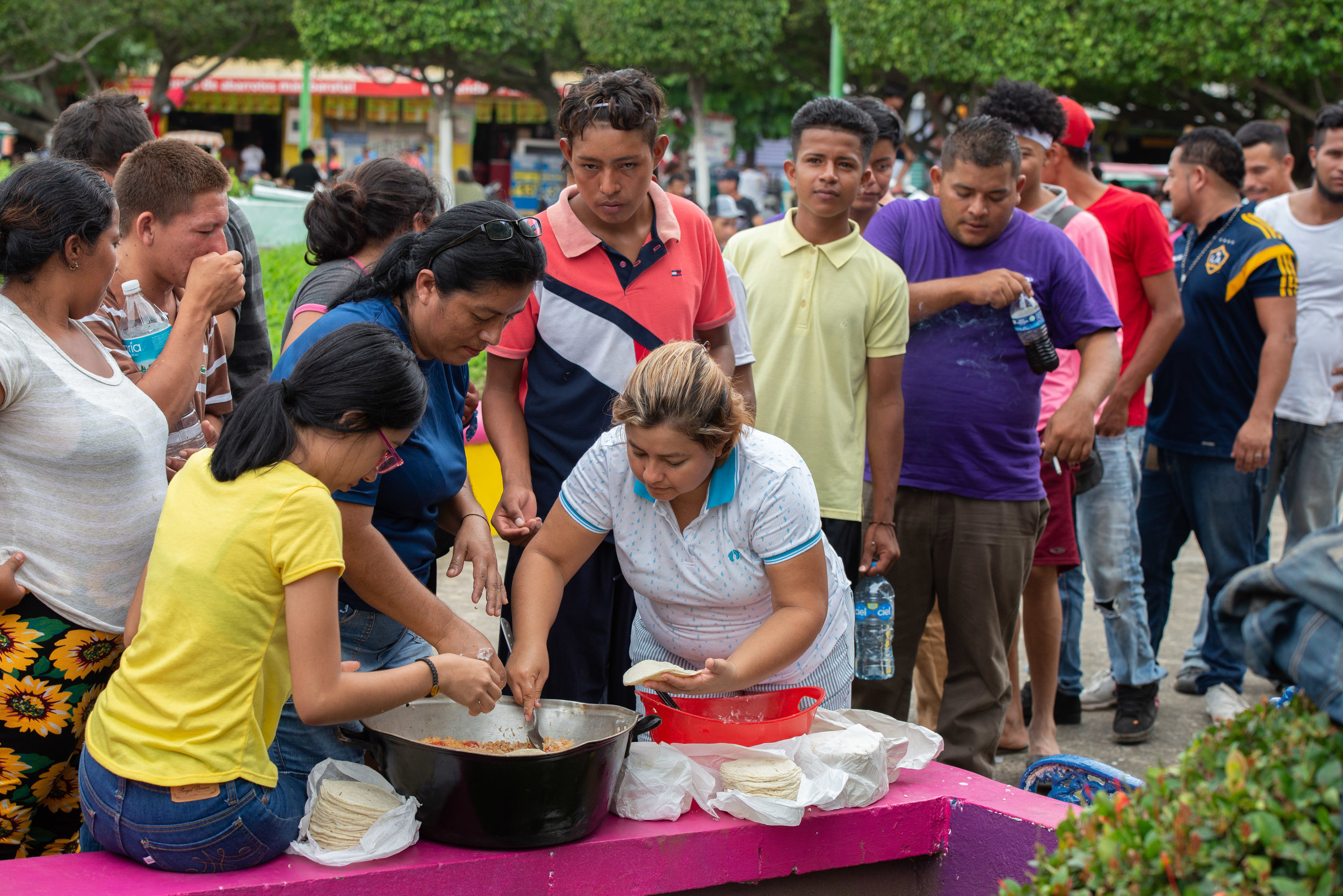  Mexicanos de Ciudad Hidalgo, compartiendo la comida. | Mexicans in the City of Hidalgo, sharing their food.  