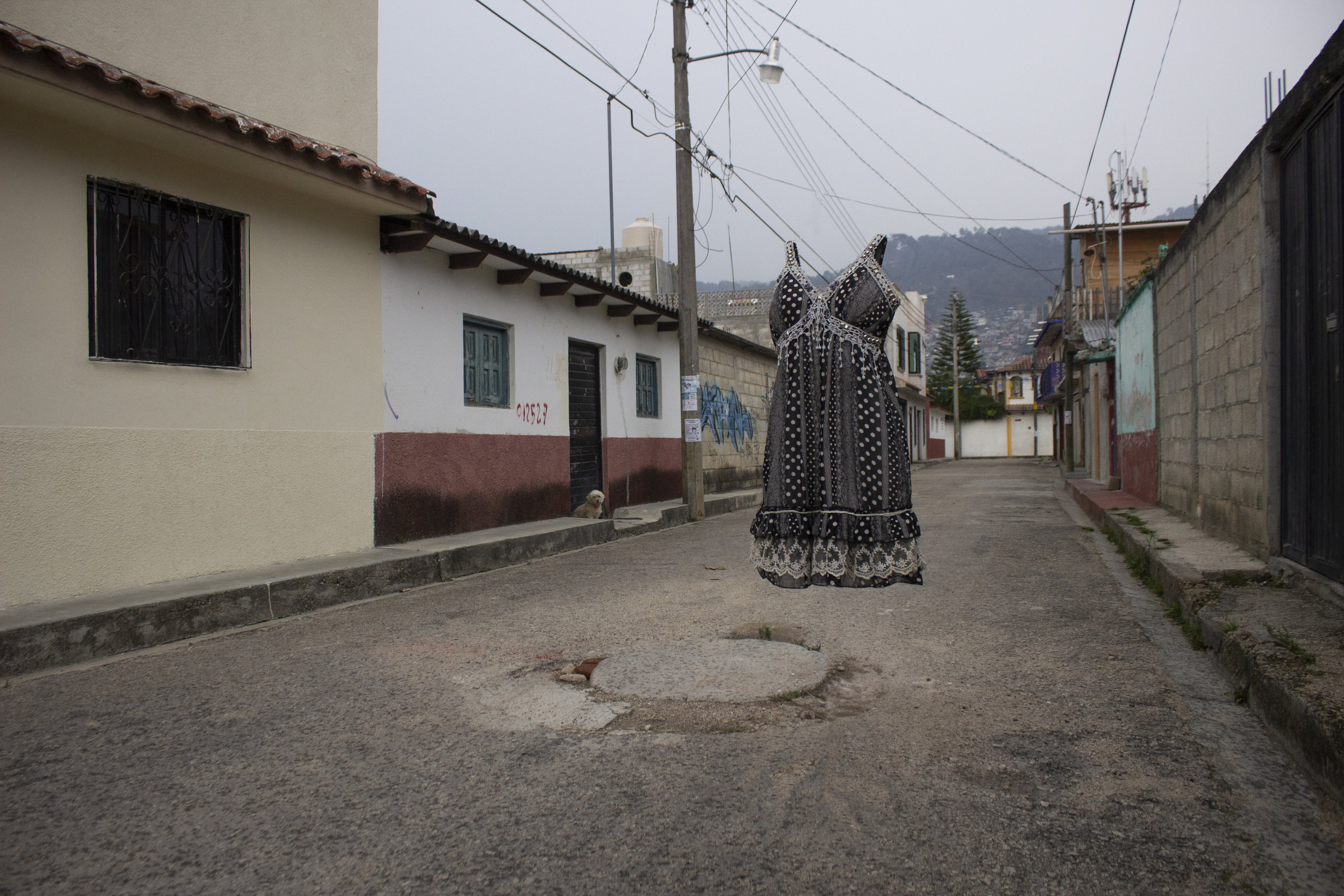  Vestido de Erika en las calles de San Cristóbal de Las Casas en dónde solía caminar cuando visitaba a su madre y hermana. 
