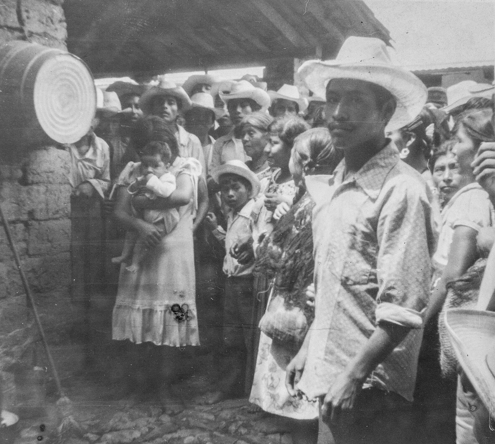 Invasión de las fincas mestizas por los campesinos indígenas tzeltales. Pueblo Nuevo Sitalá, 1980, Polaroïd blanco y negro escaneado. Crédito: Ernesto Vazquez Hernández.