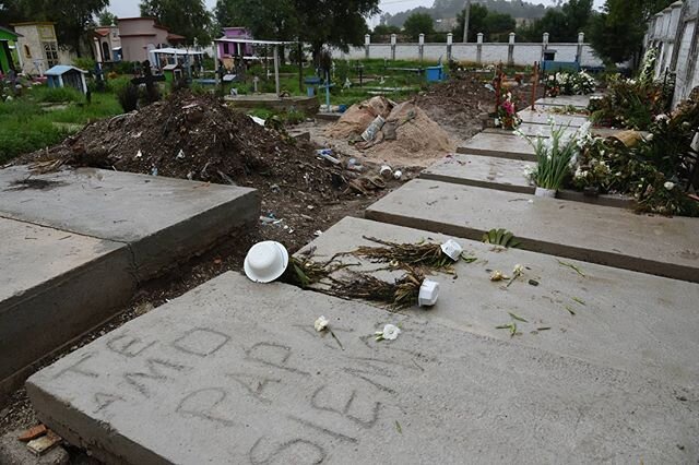 Las tumbas para personas que han fallecido por #covid19 en el pante&oacute;n municipal de San Crist&oacute;bal de Las Casas, Chiapas. Mex. En el mes de mayo se enterraron aprox 150 personas y en lo que va del mes de junio 20 .El n&uacute;mero oficial