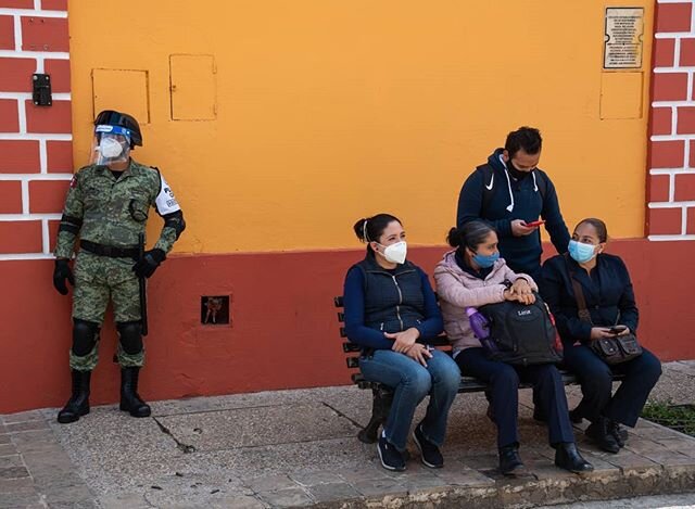 Personal de la cl&iacute;nica de salud del municipio de Tenejapa, en los Altos de Chiapas, son custodiados por la Guardia  Nacional en el centro de San Crist&oacute;bal de Las Casas, mientras esperan recibir &oacute;rdenes para laborar en los nuevos 