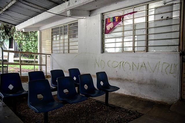 &quot;No coronavirus&quot; . En la cl&iacute;nica de salud del municipio de Tenejapa, Chiapas un grupo de personas hizo que personal de salud tuviera que dejar sus puestos de trabajo por miedo a su seguridad, y realiz&oacute; pintas (con la savia de 