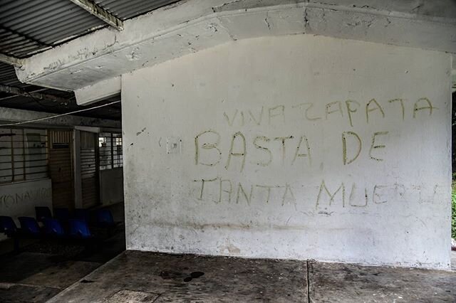 &quot;Viva Zapata, basta de tanta muerte&quot; . En la cl&iacute;nica de salud del municipio de Tenejapa, Chiapas un grupo de personas hizo que personal de salud tuviera que dejar sus puestos de trabajo por miedo a su seguridad, y realiz&oacute; pint