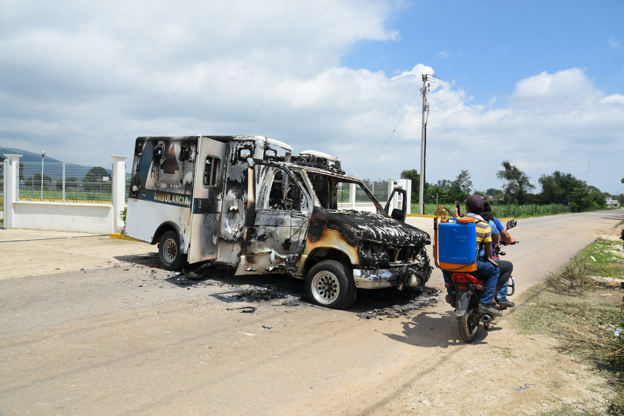  En el municipio de Las Rosas habitantes incendiaron una ambulancia y causaron destrozos en la clínica de Salud debido a los rumores sobre la fumigación para el Dengue. Fase 3 de la pandemia por covid19 