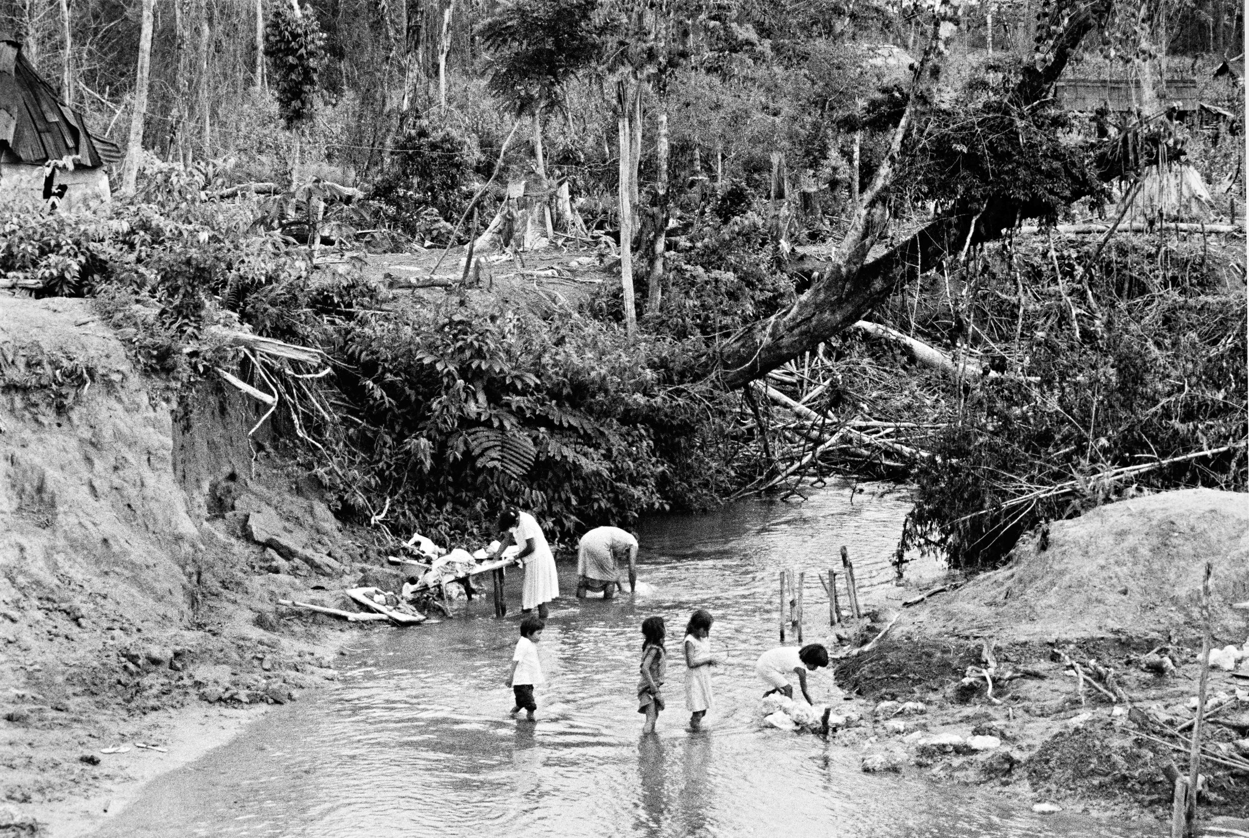 Lavando en el río 