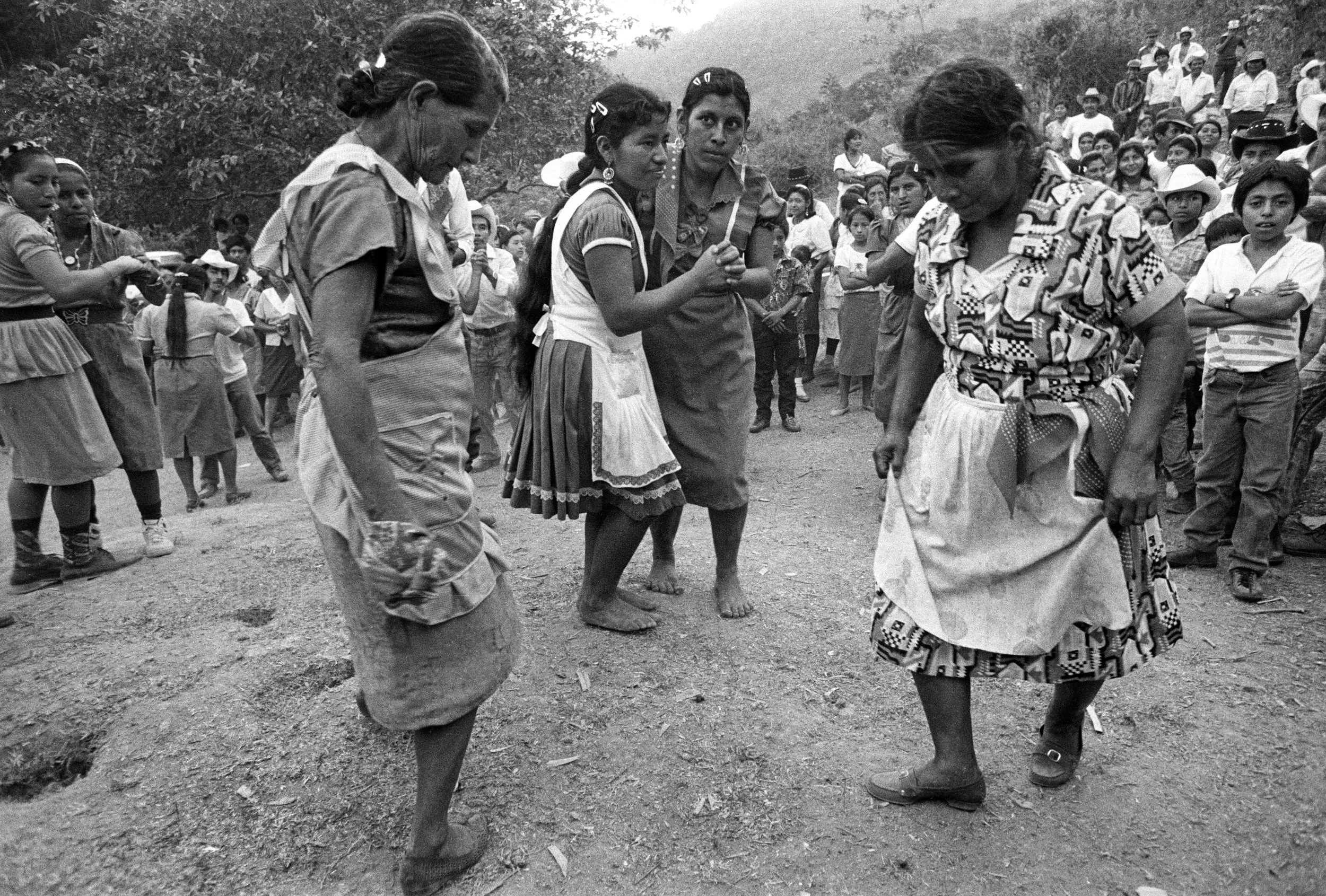   Ángeles Torrejón   “Fiesta”   (Selva de Chiapas, México. 1994). Plata sobre Gelatina   