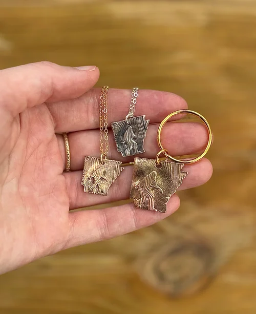 アクセサリー BE@RBRICK 50% NECKLACE (BRONZE) Arkansas Bigfoot Necklace or Keychain — Bang-Up Betty