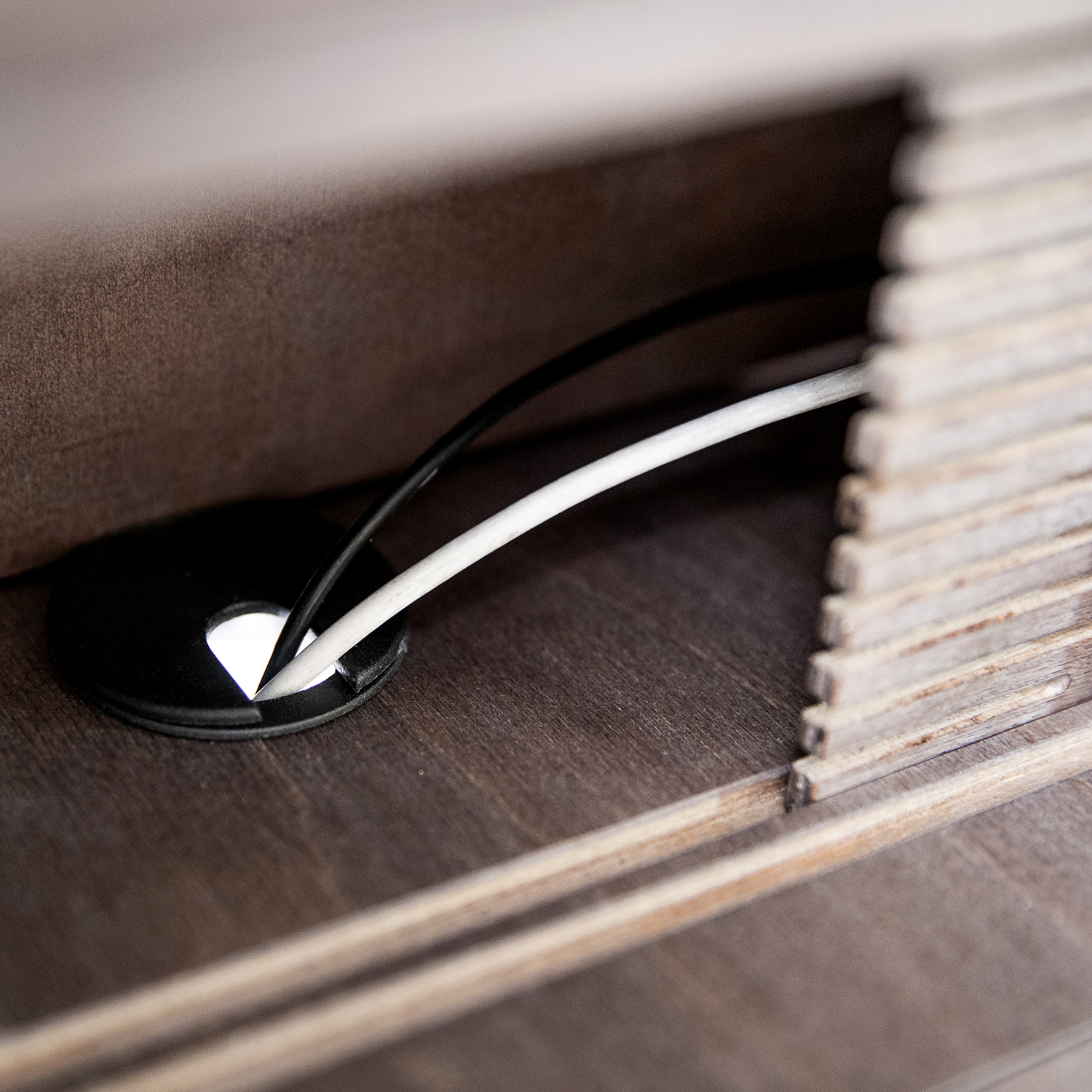Copy of KARVD wall-mounted laptop desk and charging station