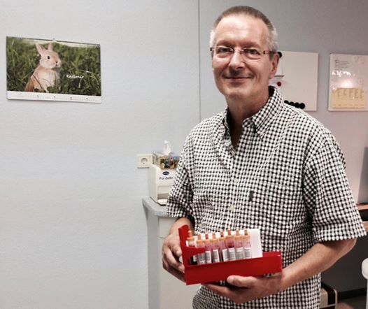 Das ist Herr Neumann. Herr Neumann ist der Laborkurier. Er holt täglich gegen 10 Uhr die Laborproben ihrer Kinder ab und bringt sie nach Kandel. Je nach Anforderung werden sie dann in Kandel untersucht oder am selben Tag noch mit dem Auto nach Mainz oder Augsburg gebracht.