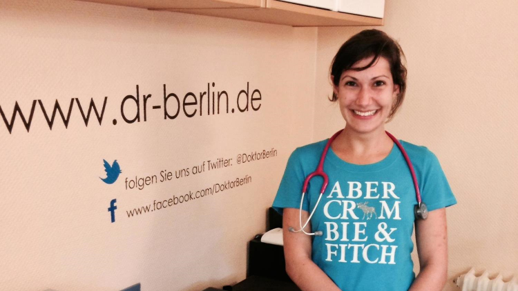Frau Scheid ist Studentin der Medizin und absolviert in diesem August bei uns ein Praktikum im Fach Kinder- und Jugendmedizin. Ich bin sicher, sie wird eine Menge bei uns lernen. Wir wünschen ihr viel Spaß bei der Arbeit und alles Gute für das weitere Studium zum Arzt.