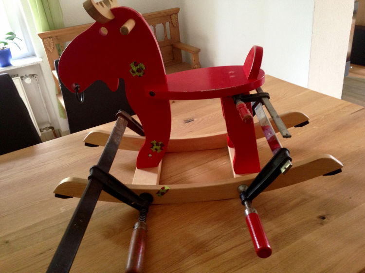 SChaukel-Elch mit "Klammer-Pflaster" 