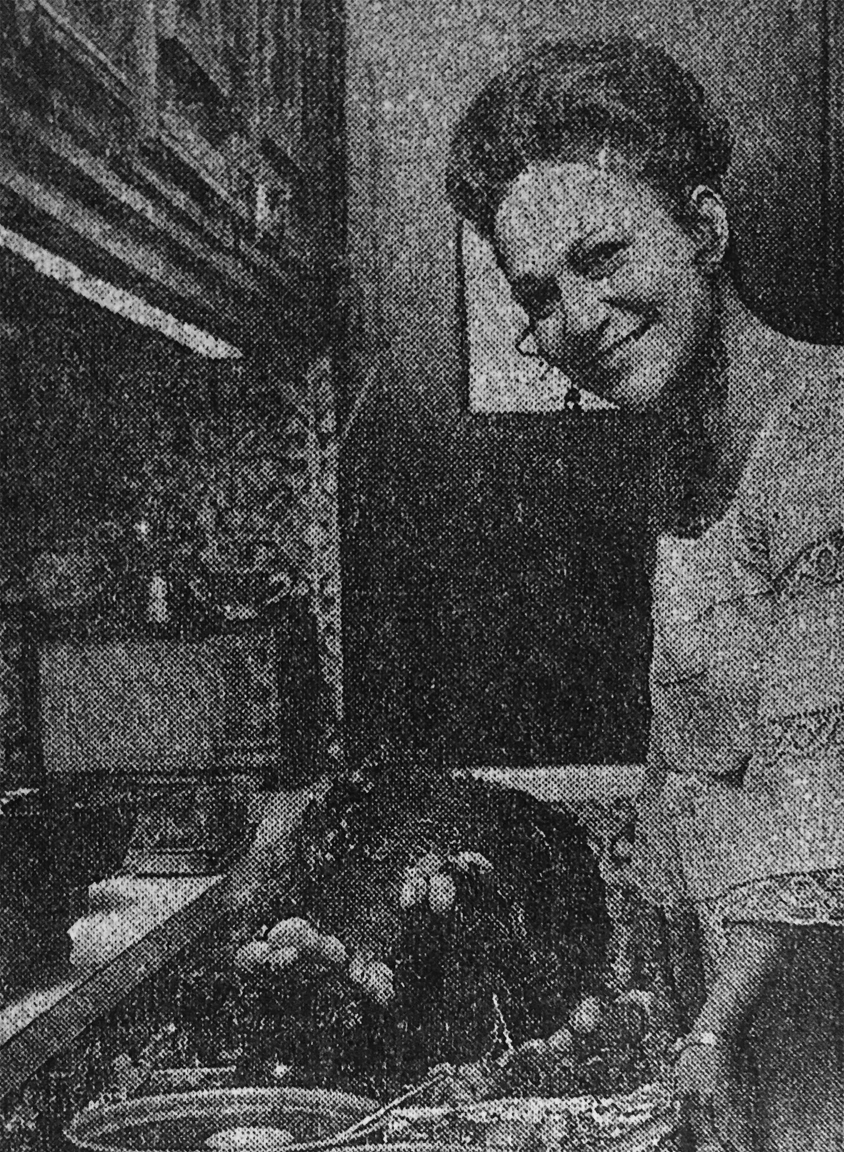 ¿Sabes cómo pelar un plátano verde? Primero, corta los extremos del plátano. Luego, corta con un cuchillo puntillo solo el piel a lo largo de las líneas verticales sobre la piel del plátano. ¡No cortes la carne del plátano! Repita este paso cuatro veces, cortando cada línea. Por fin, retira la piel por tiras con el cuchillo.