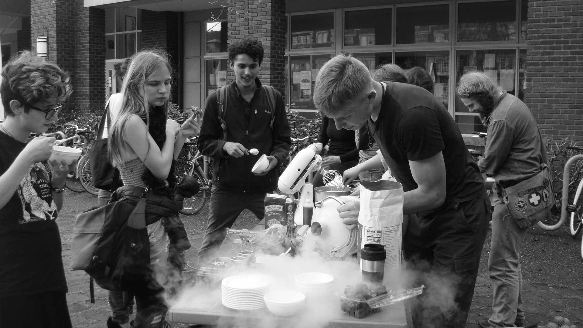 Anton Zaytsev '18 entertaining current Reedies with liquid nitrogen during this year's Nitrogen Day.Photo courtesy of Guananí Gómez.