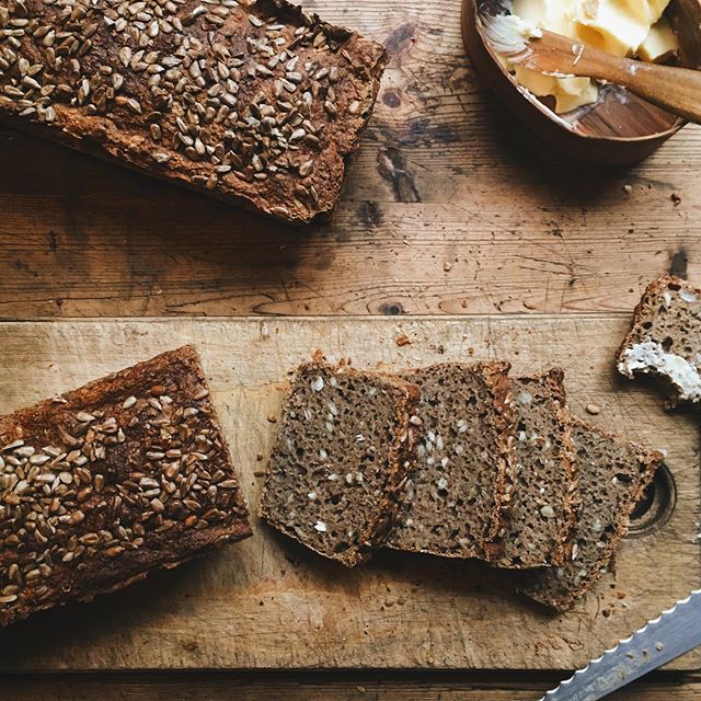 Co najmniej 2 lata od mojego ostatniego bochenka, miałam pietra, ale ten zakwas chyba jakiś szczęśliwy 
#pachnie #piekarenka #nazakwasie #uwagapyszne #solonemasło