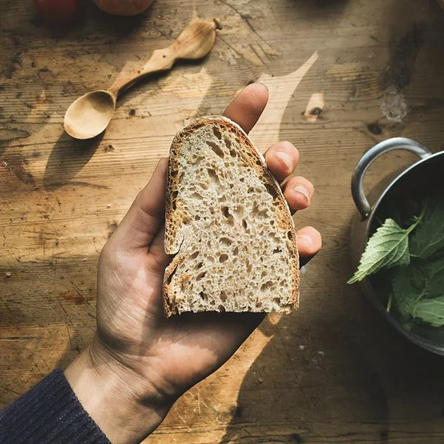 Poniedziałek: nowe bochenki! Zabawa w zakwas mi się podoba, kto podzieli się ze mną ulubionym przepisem? (pragniemy teraz takiego z dużymi dziurami, na osłodę tęsknoty do @thereshecooks i @zaczyn.piekarnia) 
#dobregodnia #chlebprostozpieca #nazakwasie #uwagapyszne