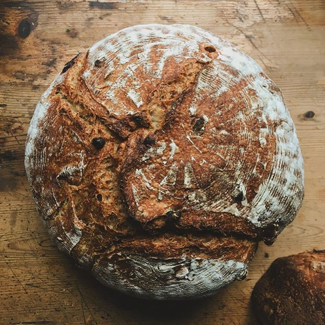 Kolejne bochenki pękają coraz bardziej swawolnie, a my odważnie dorzucamy do środka garści bakalii i różne mąki! #dzielosztuki #chlebdomowy #piekarnia #namedal #nazakwasie #uwagapyszne