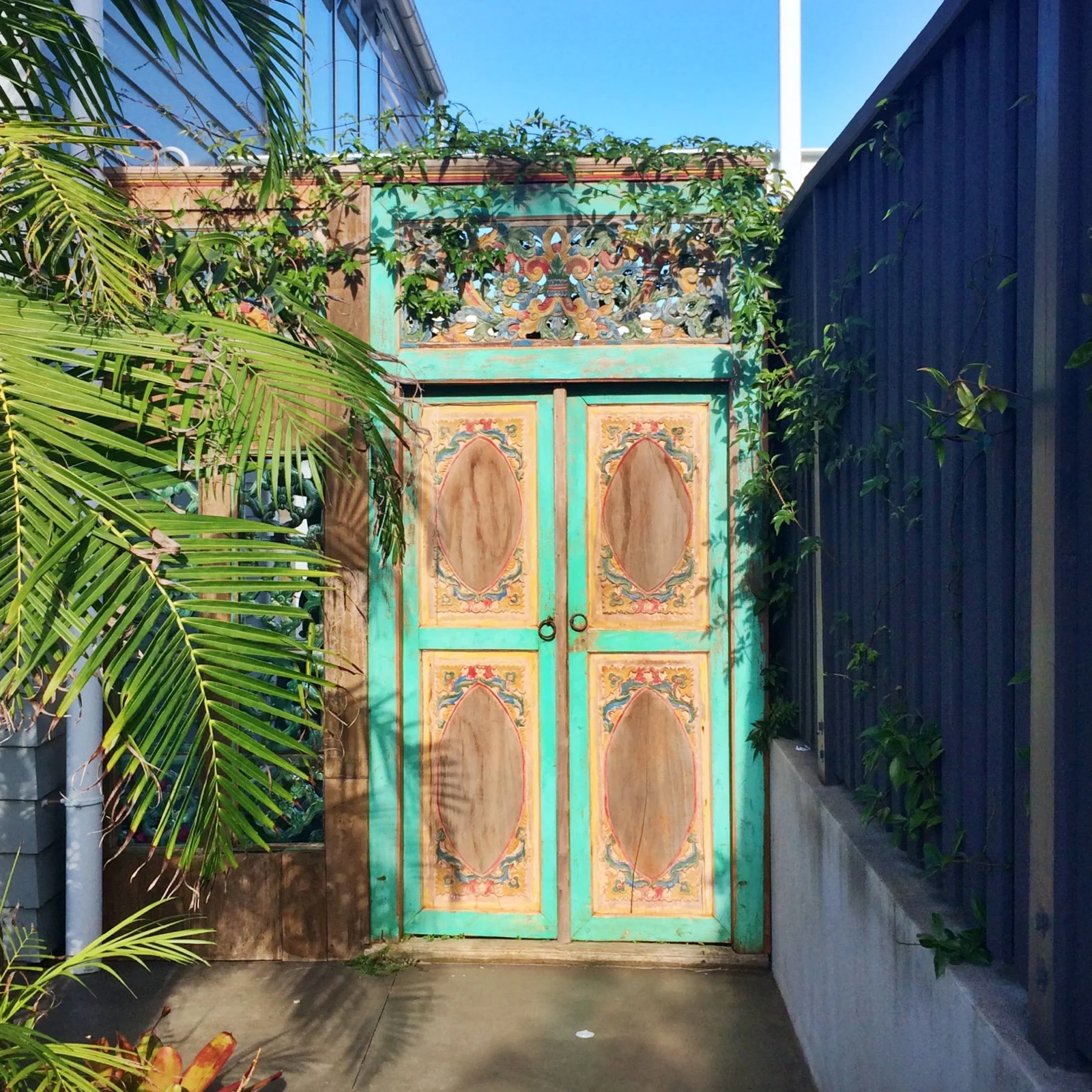 This beach house sat right on Oneroa Beach, and I just love the fancy little door to the back garden. I guess we'll have to stay here next time. ;)