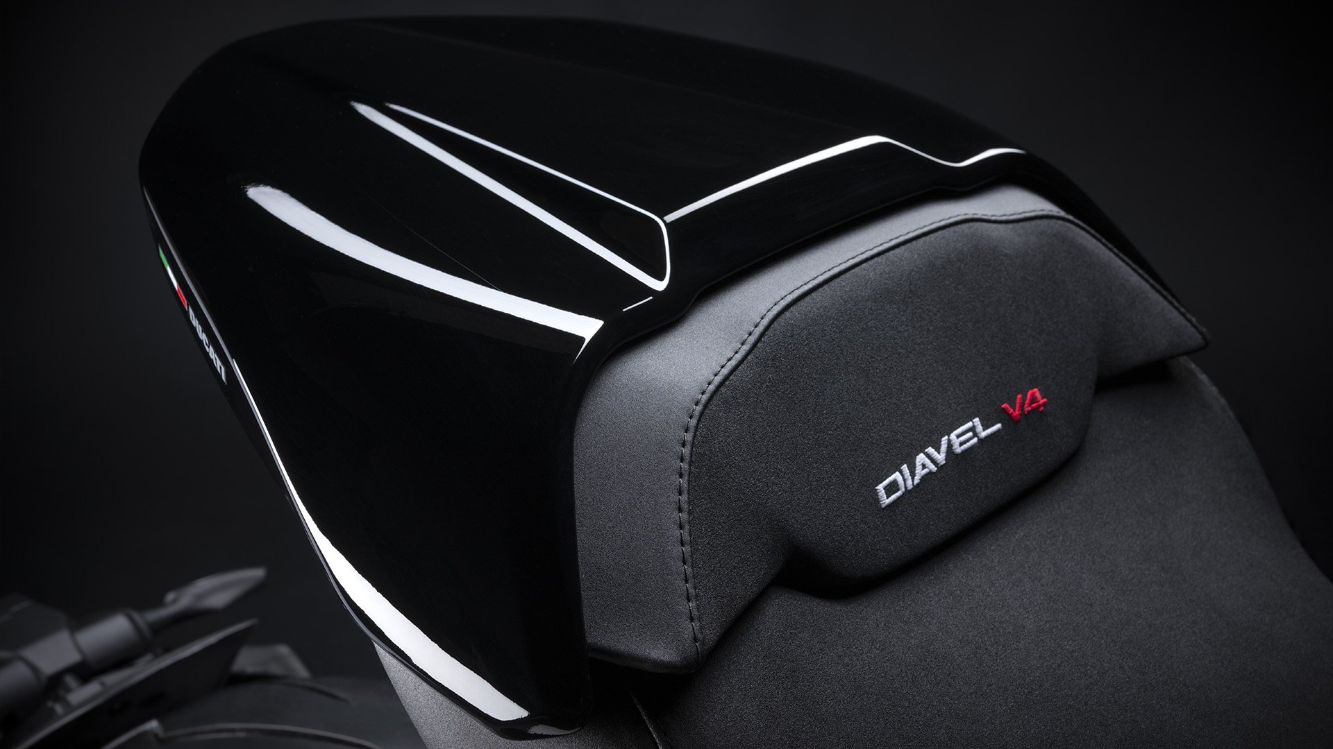 Ducati-Diavel-V4-MY23-overview-gallery-1920x1080-06.jpg