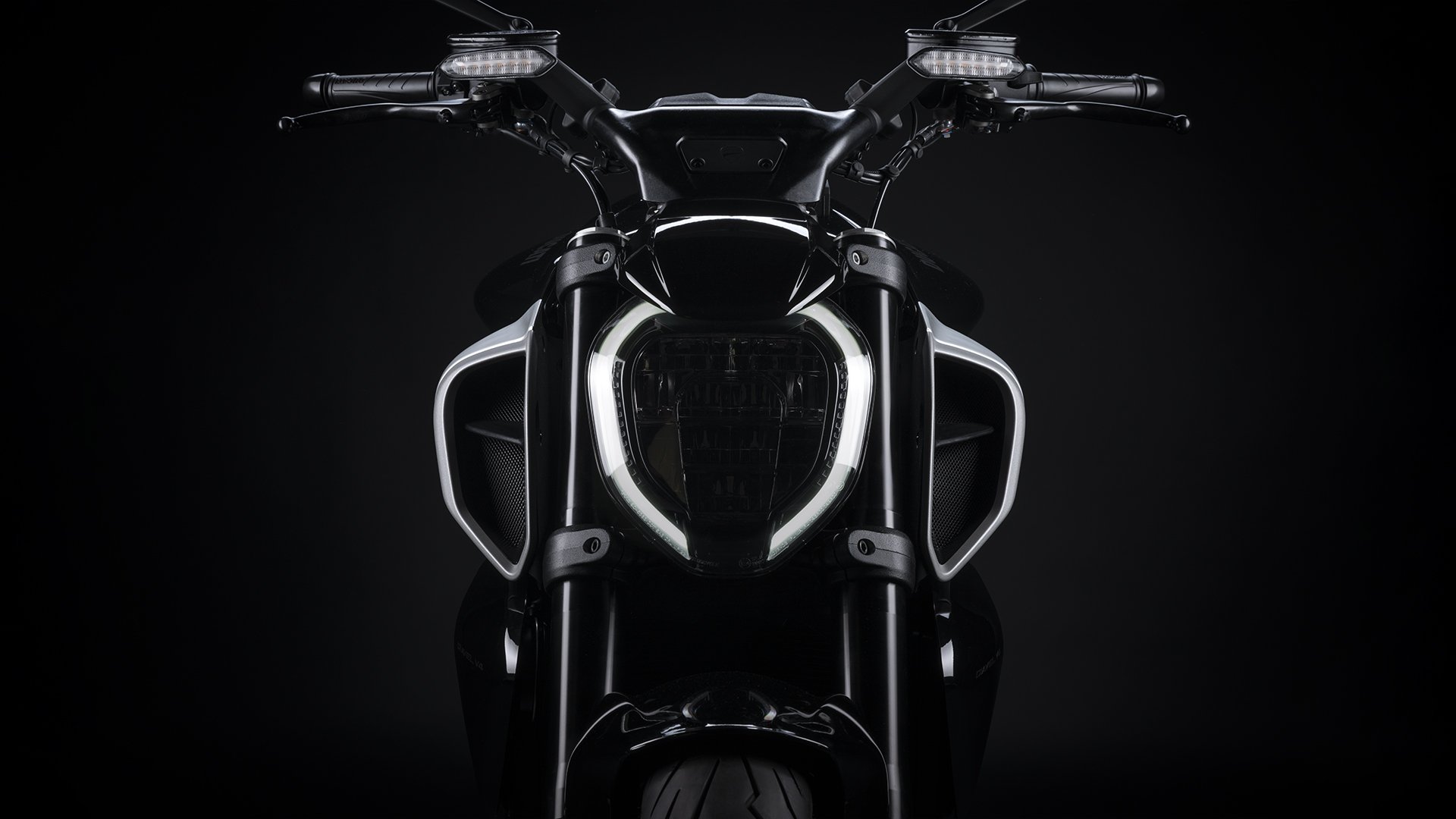 Ducati-Diavel-V4-MY23-overview-gallery-1920x1080-07.jpg
