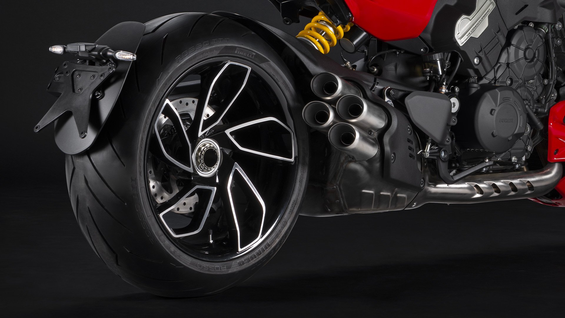 Ducati-Diavel-V4-MY23-overview-gallery-1920x1080-08.jpg