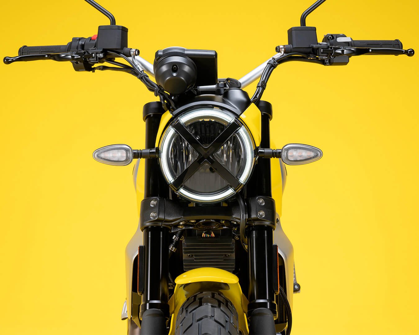 Scrambler-Icon-Next-Gen-riding-highlight-image-1350x1080_01.jpg