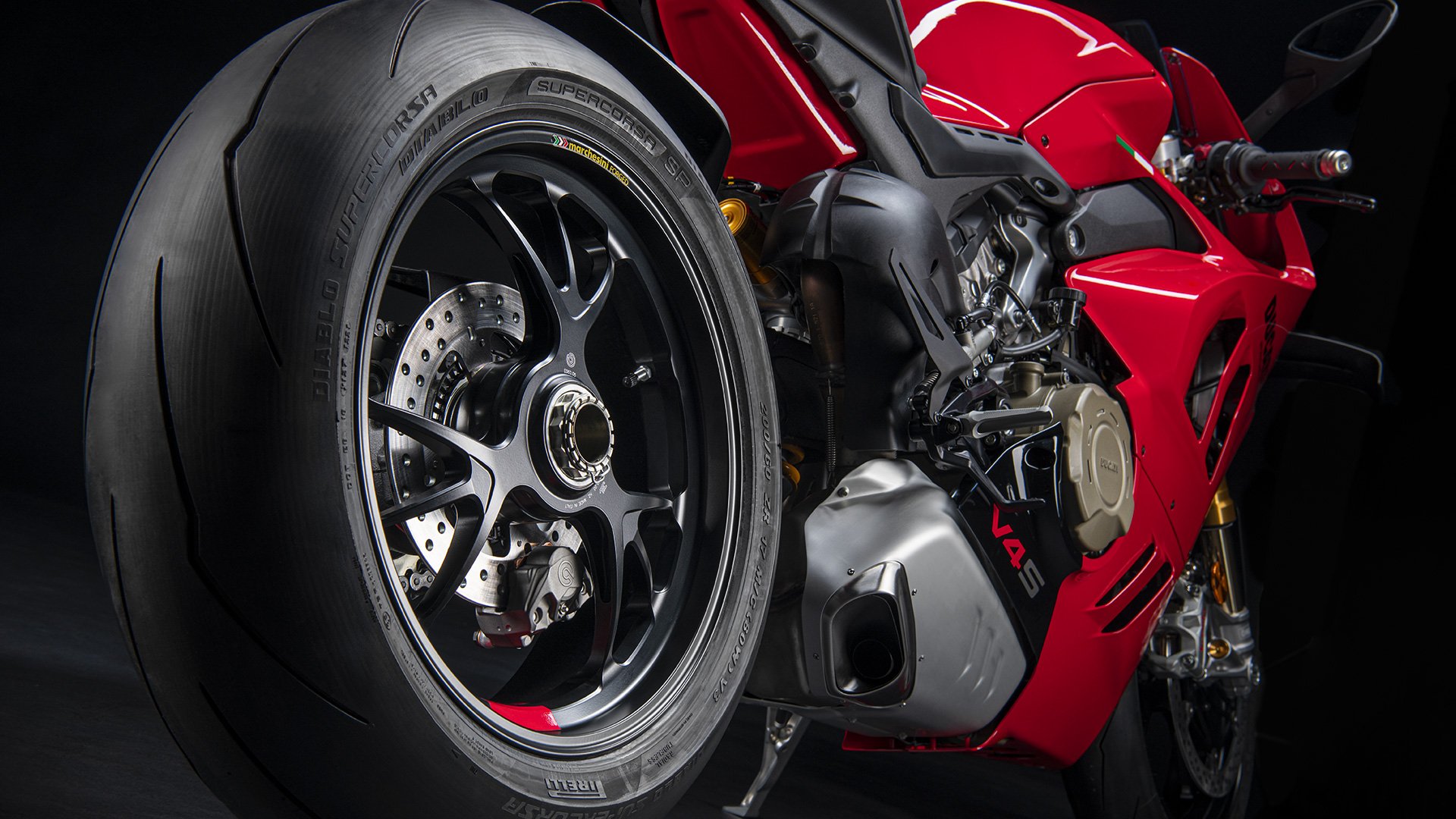 Panigale-MY22-Studio-14-Gallery-1920x1080.jpg