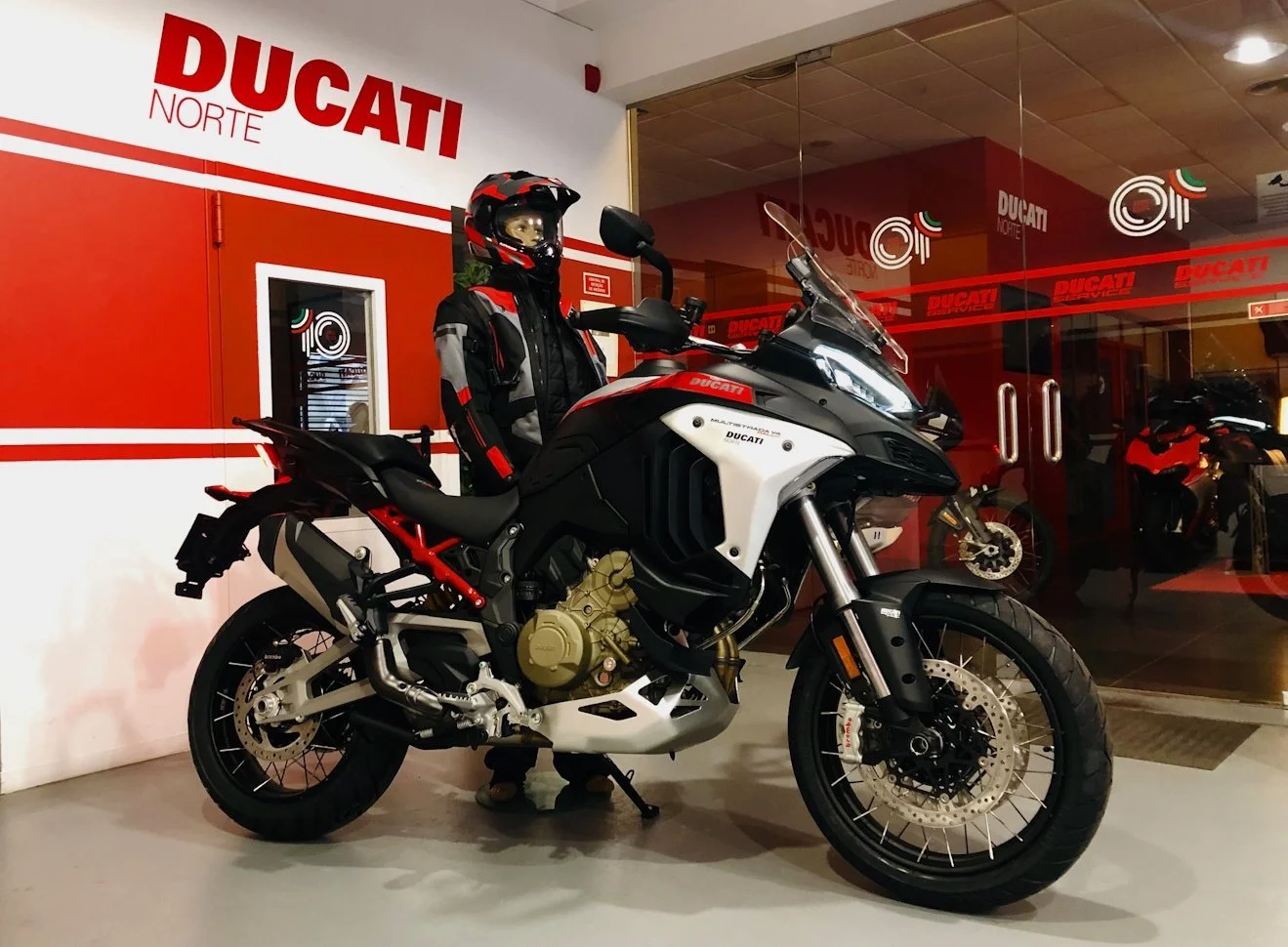 MULTISTRADA+V4+RALLY+RADAR+BLACK+grande.jpg