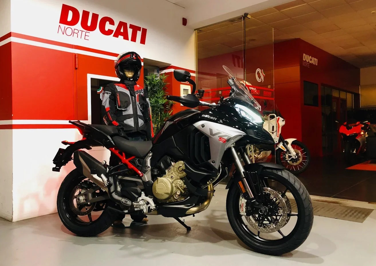 MULTISTRADA+V4+S+SPORT+TRAVEL&RADAR+FORGED+RIMS+THRILLING+BLACK+grande.webp