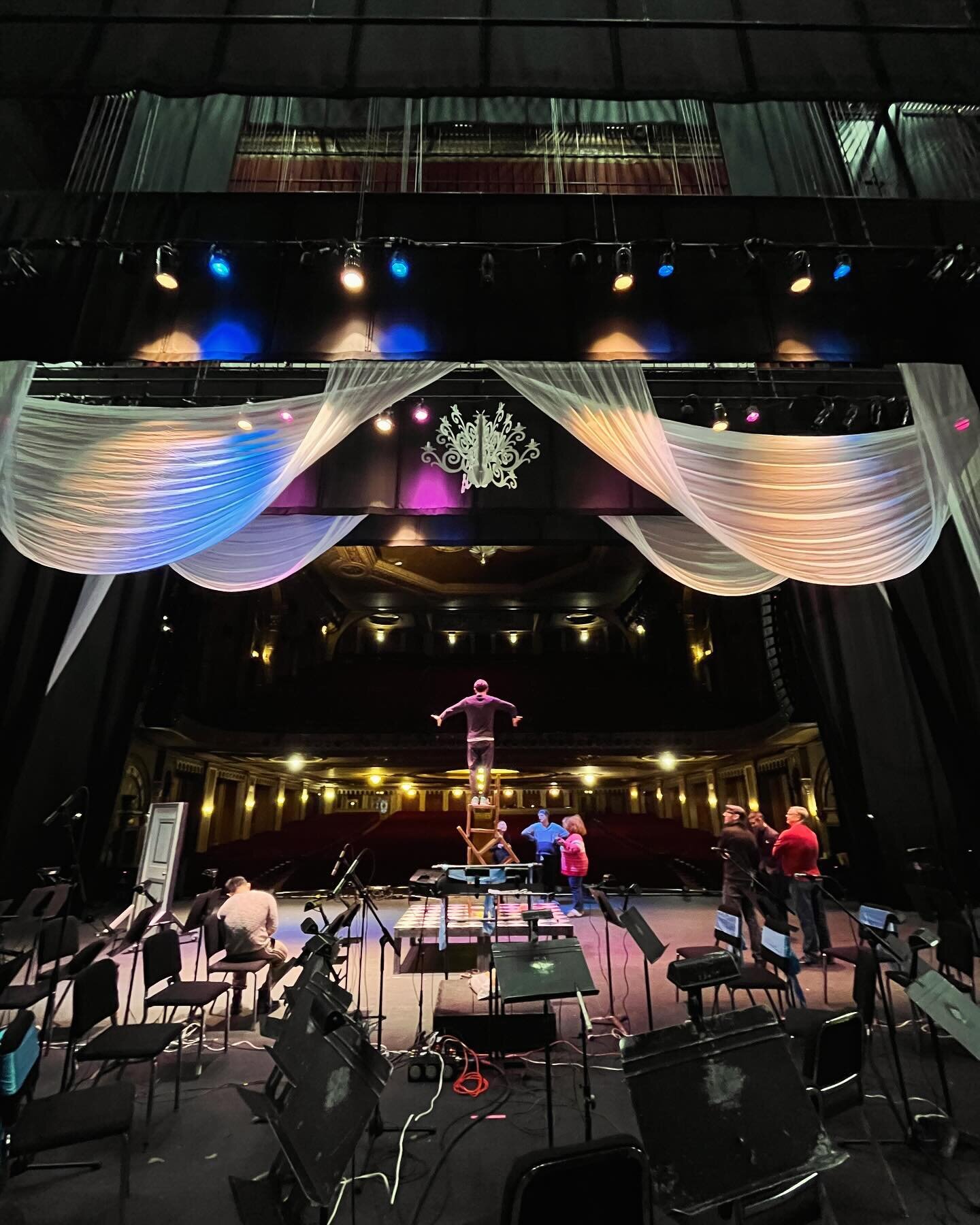 A gorgeous capture of my Comedy Chair Balance Act during tech rehearsal for this Saturday&rsquo;s The Nutcracker Twist. Having such a wonderful time with CirqOvation and Symphoria! Thank you, Avi, for the shot! #Circus #TourLife