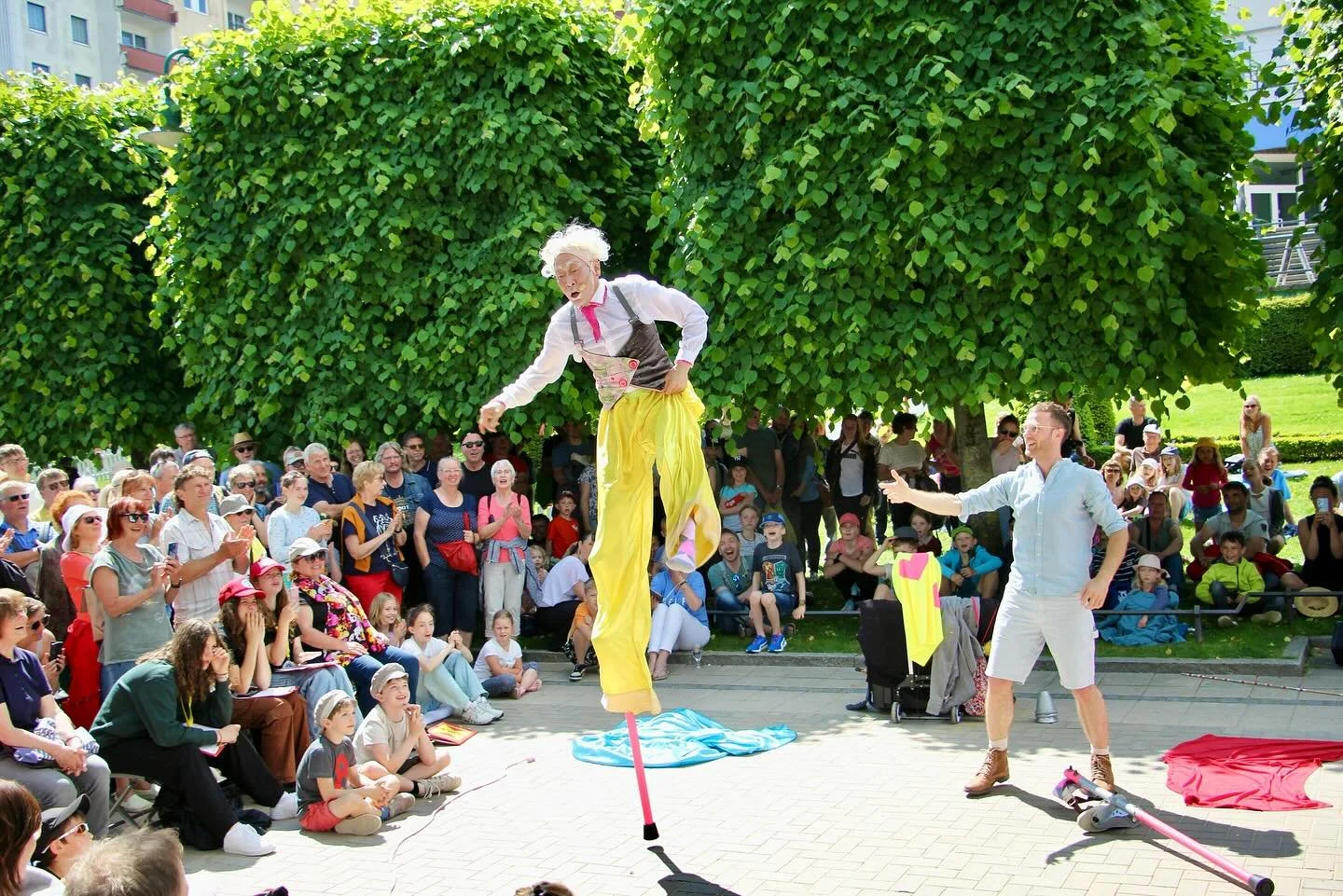 The Old Guy is heading back to the Senior Citizens home to work on new show material. Until then, here are some moments of joy experienced at the Usedom Kleinkunstfestival.

Thank you for the photos, Juergen Merkle. #KleinKunst #ArtsFestival #Clown #