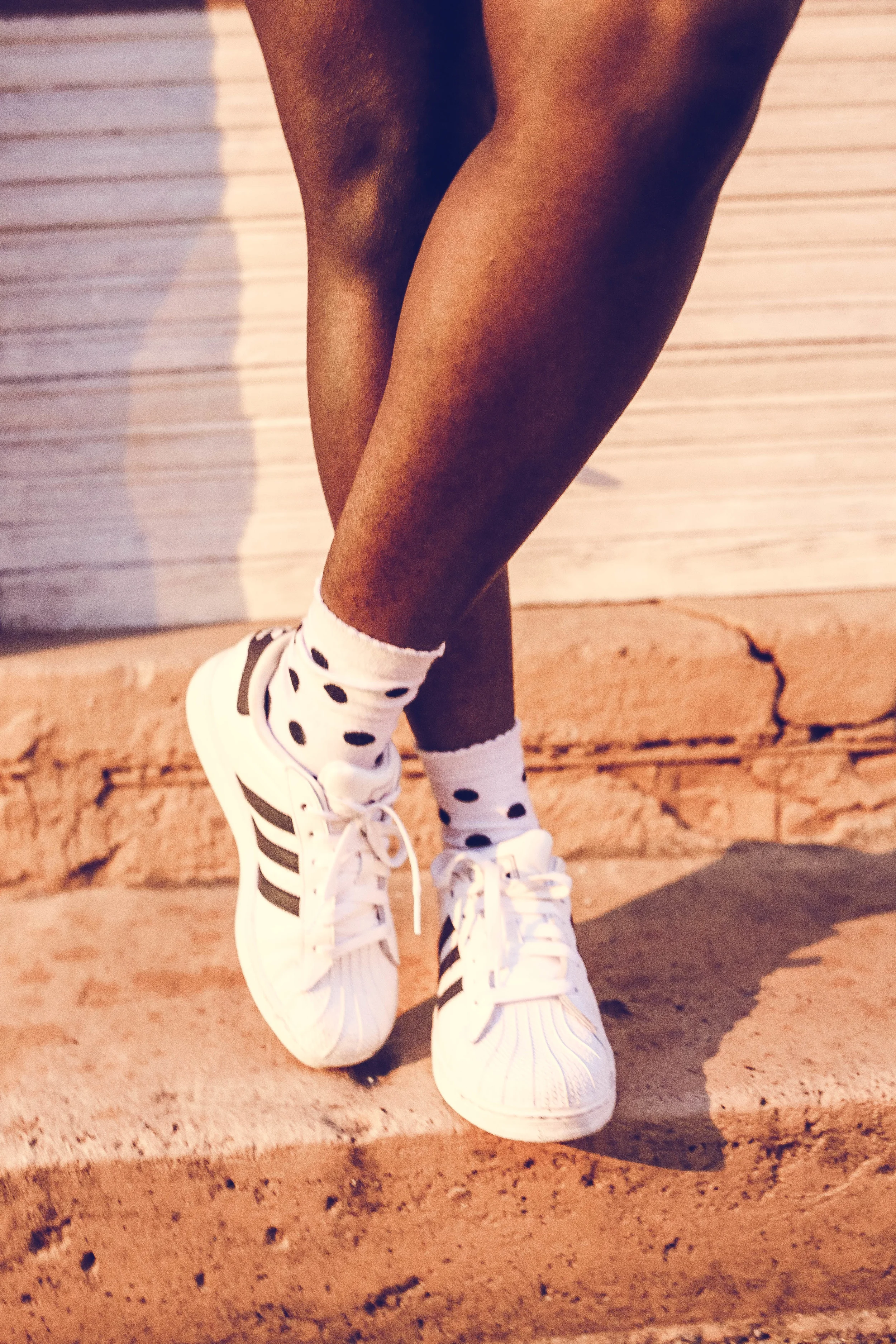 Socken - Urban Outfitters / Sneakers - Adidas
