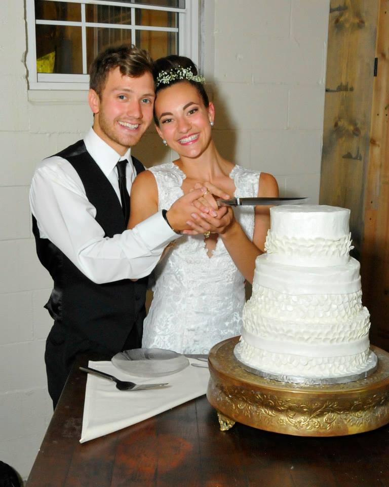 taylor.wedding.cake.jpg