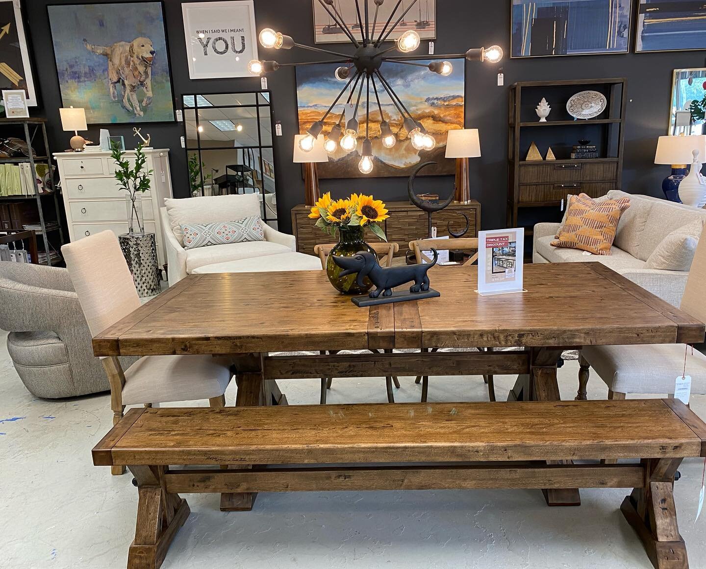 Who&rsquo;s ready for an upgrade to family dinner nights? 🌻

#darbyroadhome #familydinner #newhome #furniture #familytime #feedme