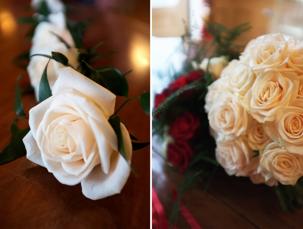 Corsages en een bruidsboeket gemaakt van zuiverwitte rozen. Foto: Melissa Whelan