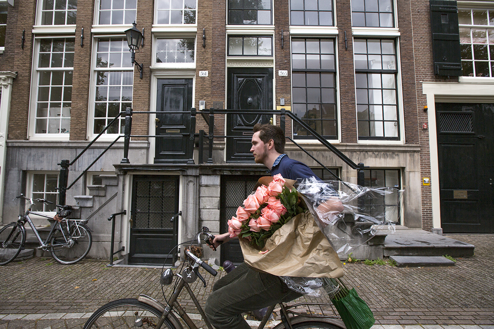 Ecuadorian roses fly through the streets of Amsterdam!Image:&nbsp;Cris Toala Olivares&nbsp;