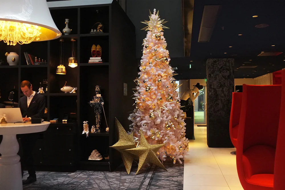 A.P Bloem Bloemist Bloemist Amsterdam Kerkstraat Andaz Prinsengracht boutique luxe 5 sterren hotel Marcel Wanders Kerst Kerst Boom Kerstboom Decoratie evenement Sterren Gold Goud Boom Bling Ontwerper Beste bloemist Amsterdam