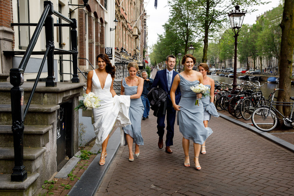 A.P Bloem wedding bruiloft florist Amsterdam flowers bloemen trouwen bloemen bloemenwinkel white tropical bride bruidsboeket bride bouquet bruiloft hangar noord event evenement tropical canals grachten